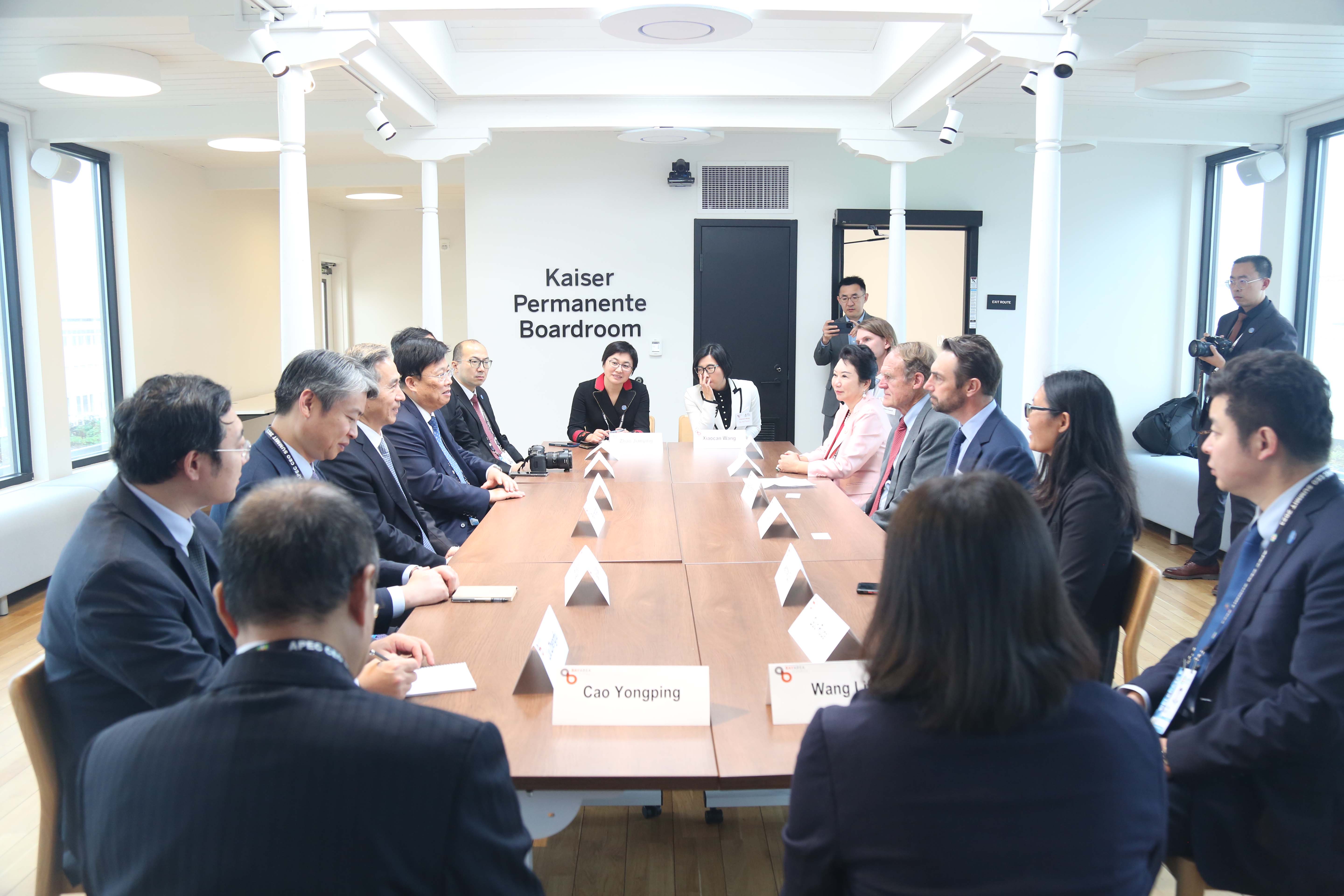 庄闲ag集团董事局李俐与中国贸促会会长任鸿斌交流